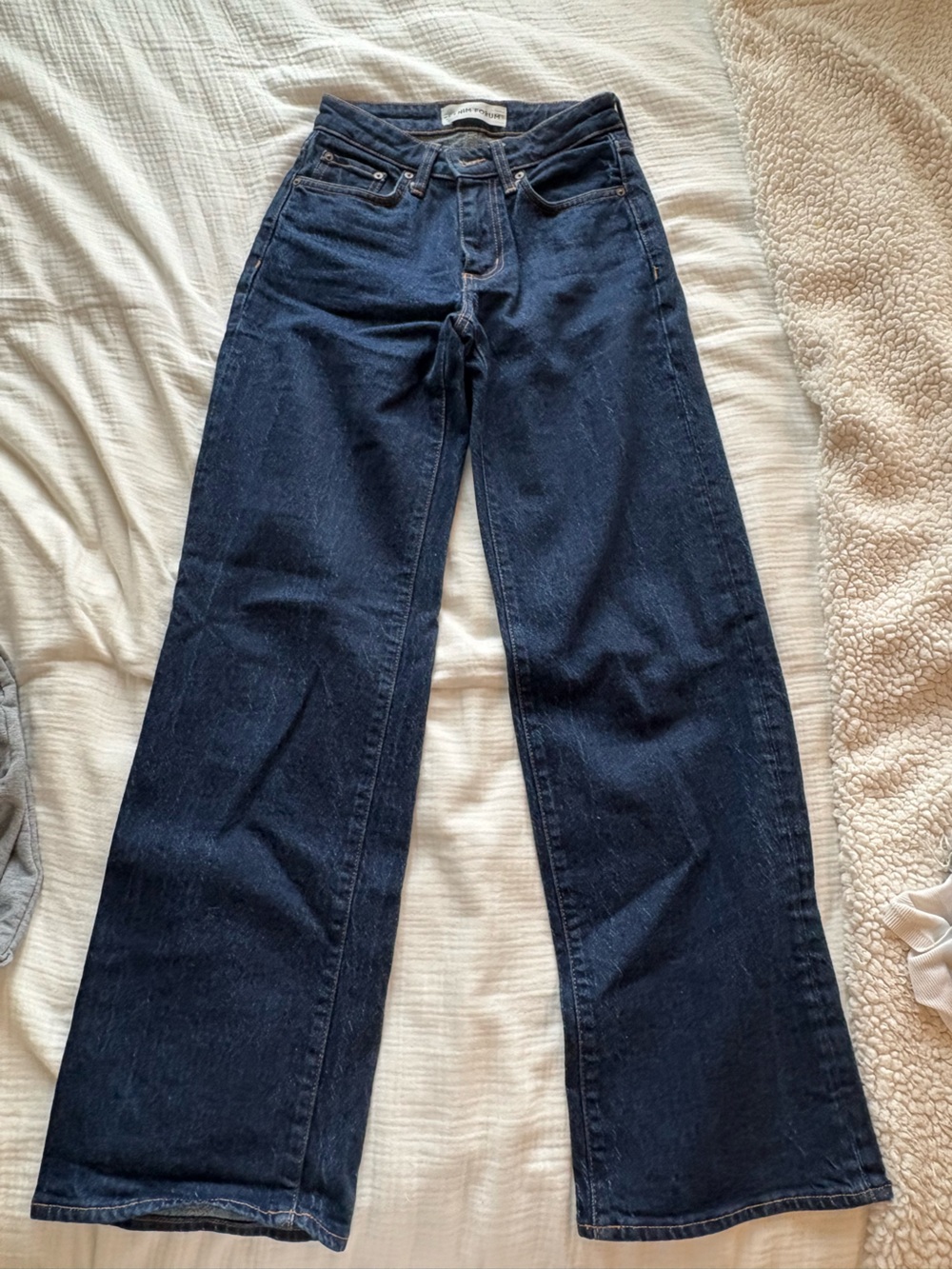 Aritzia Dark Blue Straight-Leg Jeans